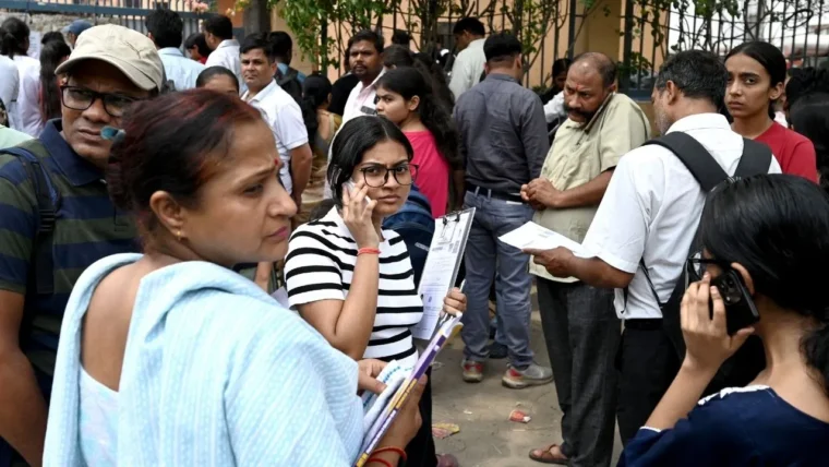 UP PET 2026 में दूरस्थ परीक्षा केंद्रों से अभ्यर्थियों की बढ़ी परेशानियाँ