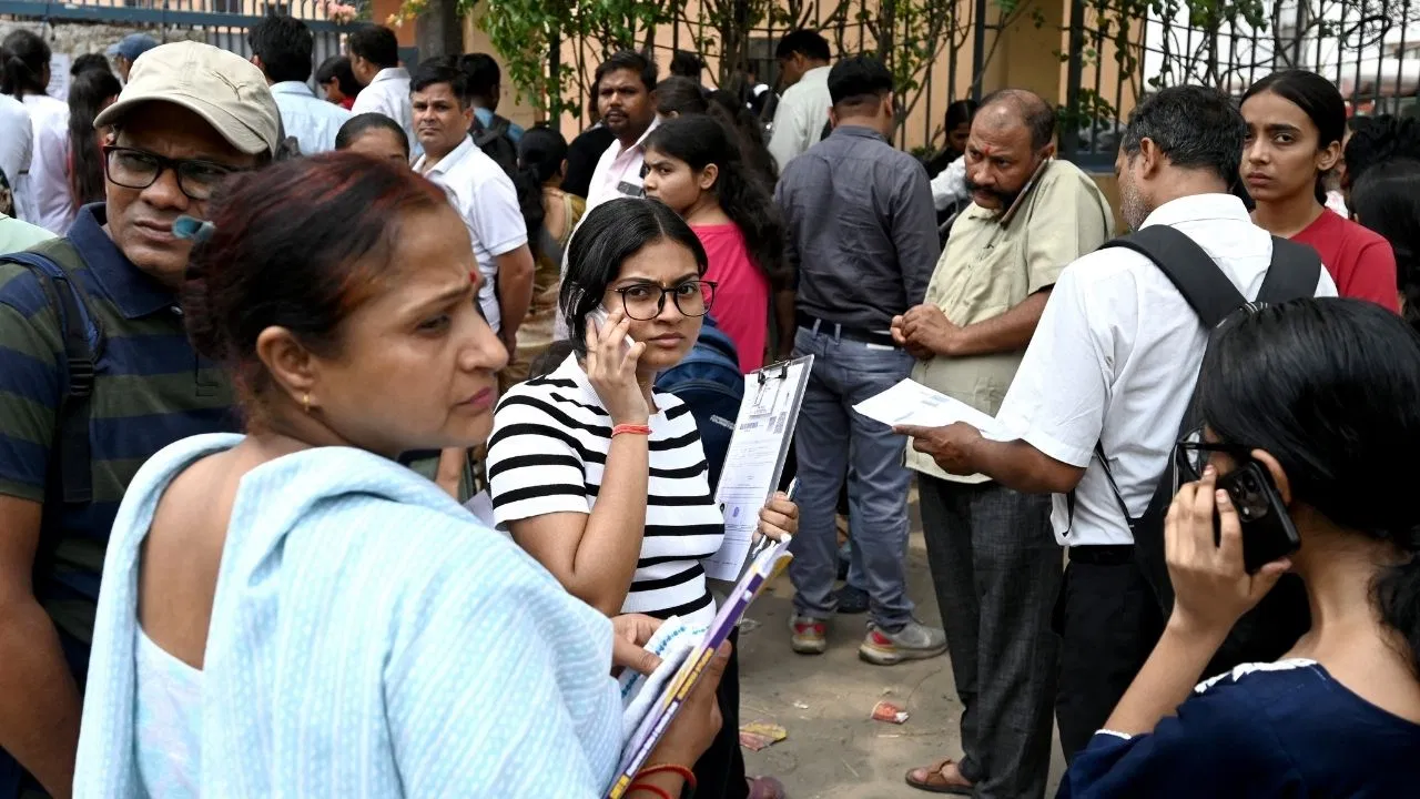 UP PET 2026 में दूरस्थ परीक्षा केंद्रों से अभ्यर्थियों की बढ़ी परेशानियाँ